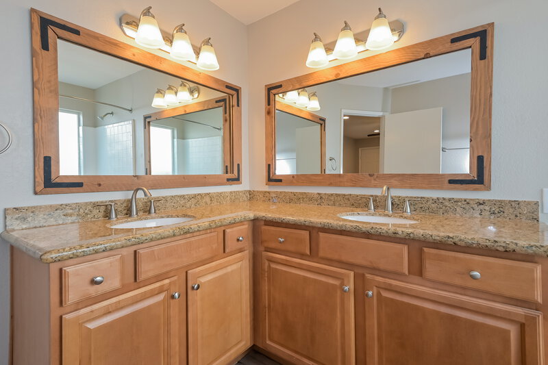 2,160/Mo, 10591 E Elkridge Pl Tucson, AZ 85730 Main Bathroom View