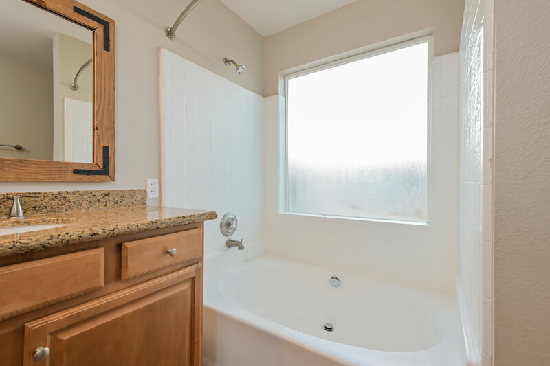 2,160/Mo, 10591 E Elkridge Pl Tucson, AZ 85730 Main Bathroom View 2
