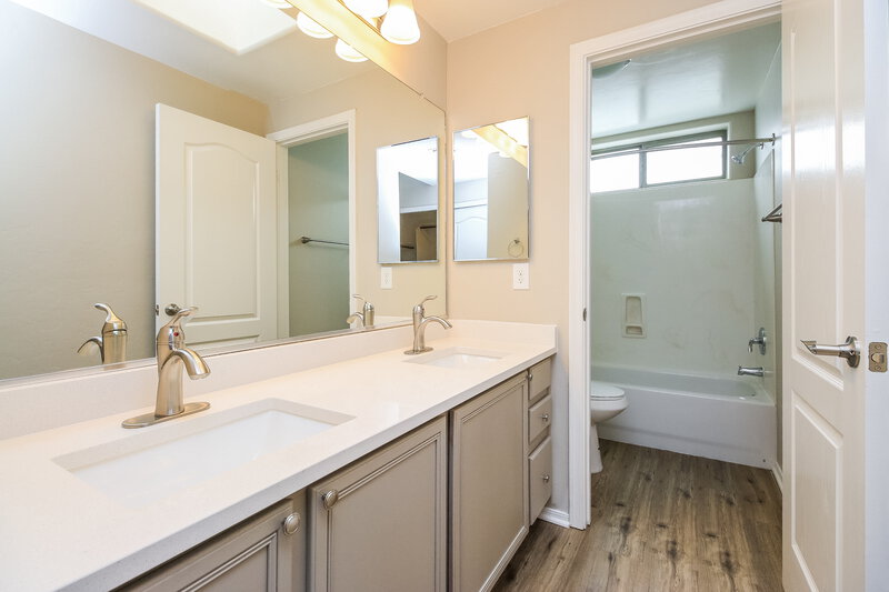 1,925/Mo, 352 E Calle Minerva Green Valley, AZ 85614 Main Bathroom View