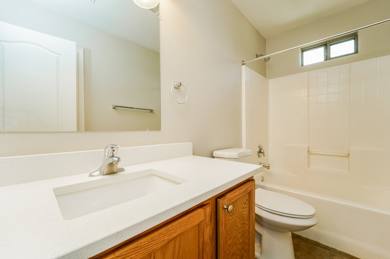1,945/Mo, 713 West Emerald Key Dr Green Valley, AZ 85614 Main Bathroom View