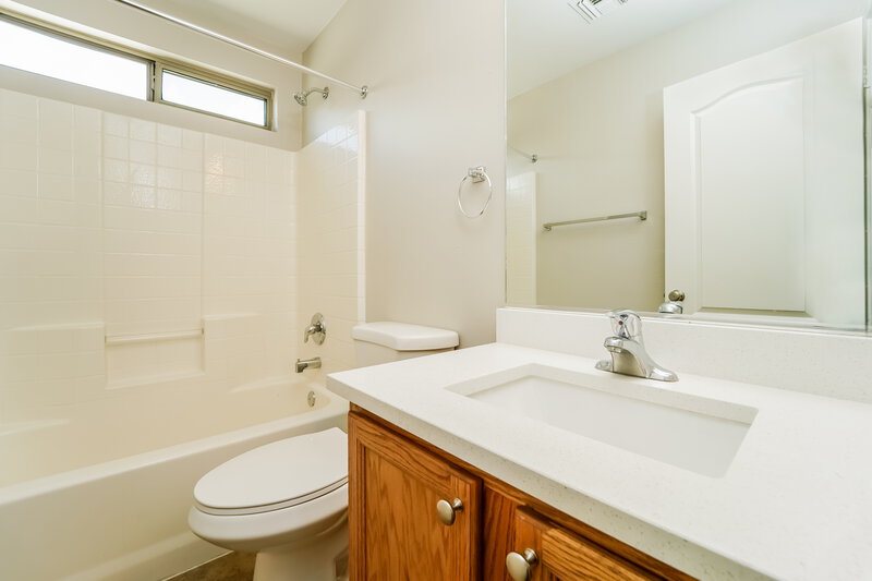 1,945/Mo, 713 West Emerald Key Dr Green Valley, AZ 85614 Bathroom View