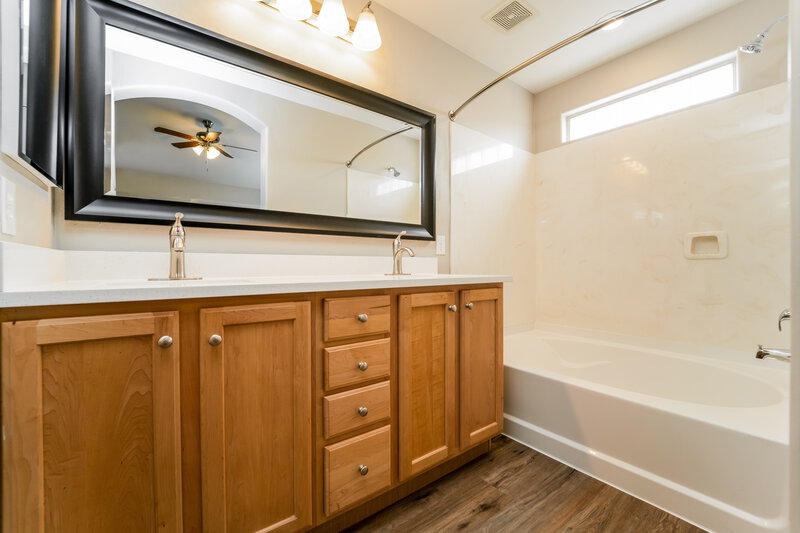 1,800/Mo, 6797 W Copperwood Way Tucson, AZ 85757 Main Bathroom View