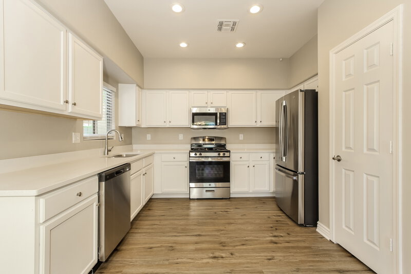 2,040/Mo, 476 E Placita Rejilla Sahuarita, AZ 85629 Kitchen View