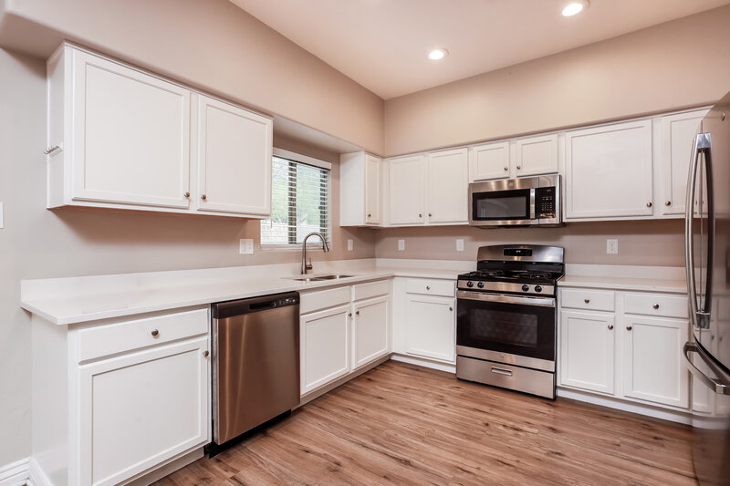 1,920/Mo, 476 E Placita Rejilla Sahuarita, AZ 85629 Kitchen View