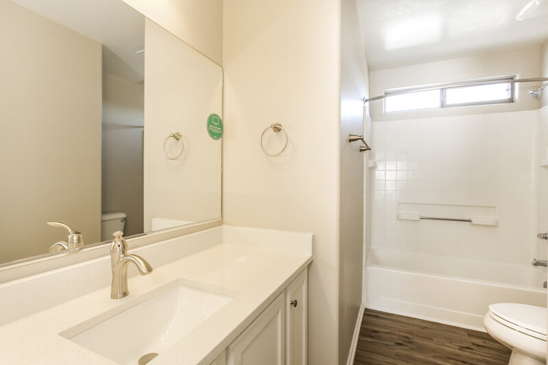 2,040/Mo, 476 E Placita Rejilla Sahuarita, AZ 85629 Bathroom View