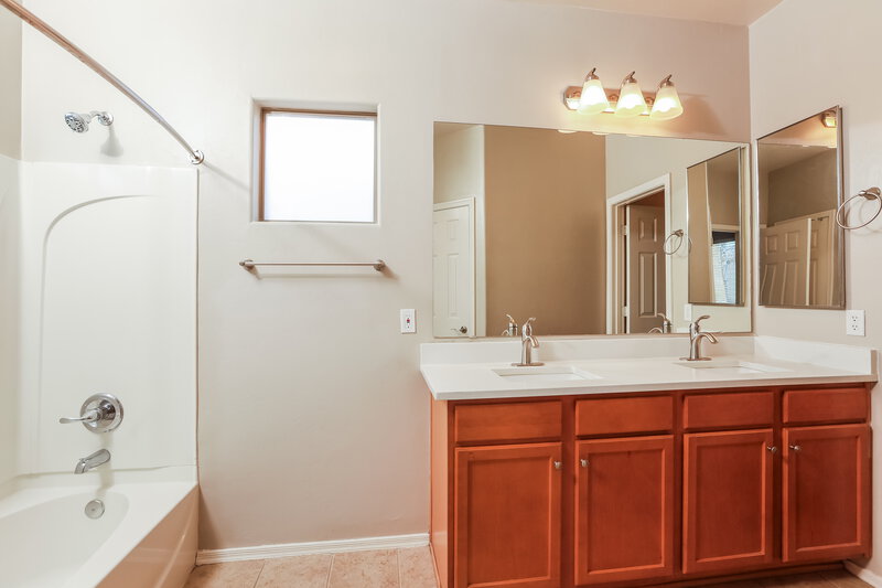 1,880/Mo, 60639 E Eagle Heights Dr SADDLEBROOKE, AZ 85739 Main Bathroom View
