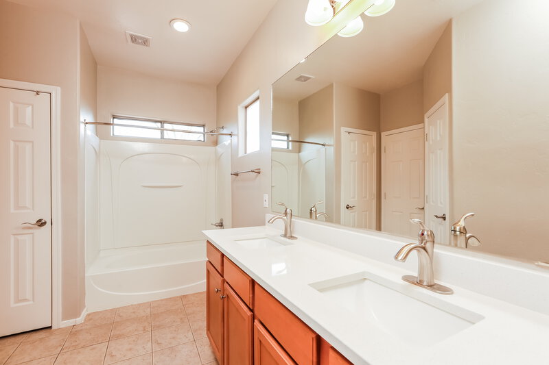 1,880/Mo, 60639 E Eagle Heights Dr SADDLEBROOKE, AZ 85739 Main Bathroom View 2