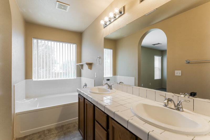 1,885/Mo, 9030 E Muleshoe St Tucson, AZ 85747 Main Bathroom View