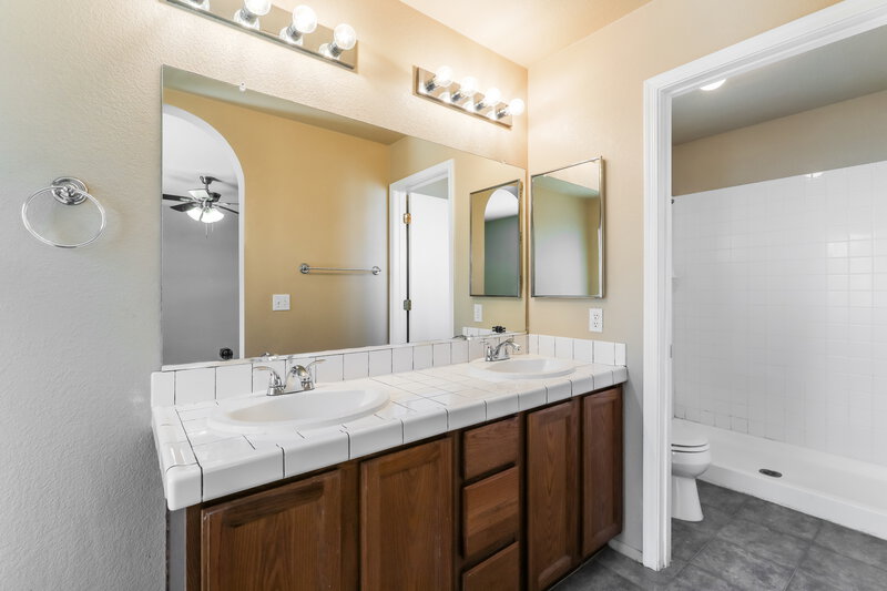 1,885/Mo, 9030 E Muleshoe St Tucson, AZ 85747 Main Bathroom View 2