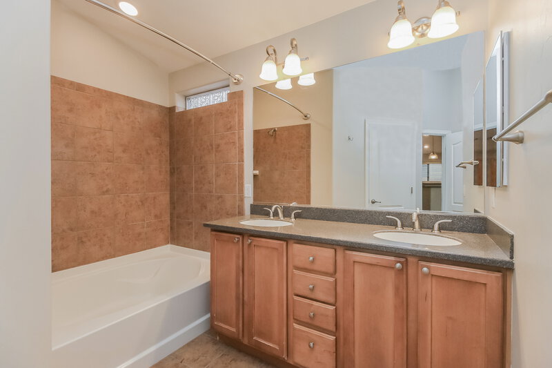 2,030/Mo, 359 N Rock Station Dr Sahuarita, AZ 85629 Main Bathroom View