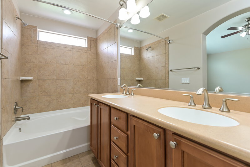 2,100/Mo, 8966 S Beechnut Ln Tucson, AZ 85756 Main Bathroom View