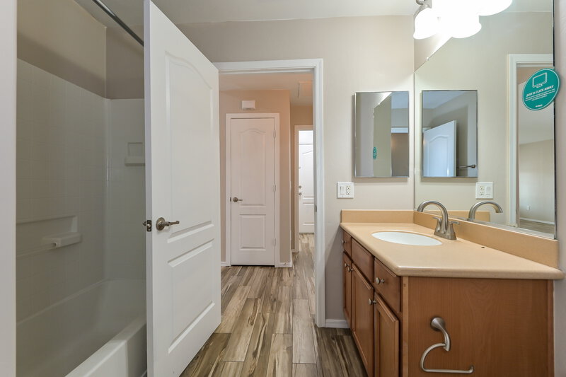 2,100/Mo, 8966 S Beechnut Ln Tucson, AZ 85756 Main Bathroom View 2