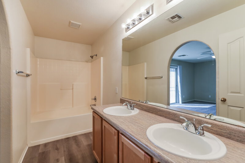1,975/Mo, 9646 E Paseo San Ardo Tucson, AZ 85747 Main Bathroom View