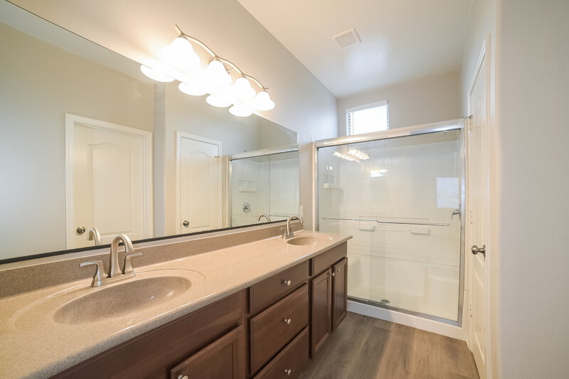 2,060/Mo, 7614 W Tenderfoot Dr Tucson, AZ 85757 Main Bathroom View