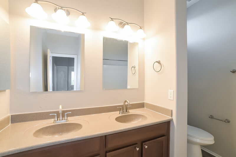 2,060/Mo, 7614 W Tenderfoot Dr Tucson, AZ 85757 Bathroom View