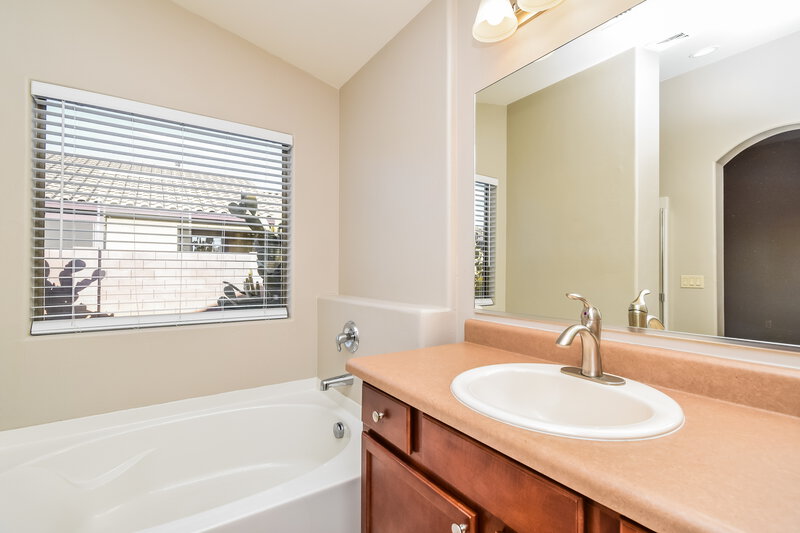 1,725/Mo, 624 W Calle Marojo Sahuarita, AZ 85629 Main Bathroom View