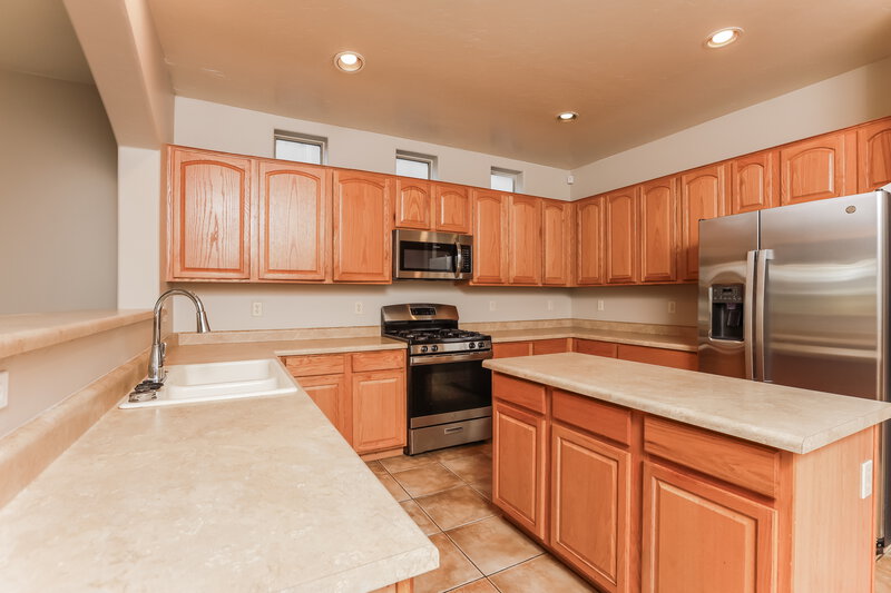 2,600/Mo, 15360 S Camino Agua Azul Sahuarita, AZ 85629 Kitchen View