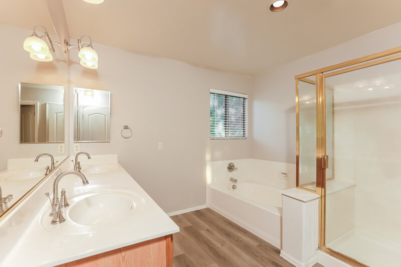 2,600/Mo, 15360 S Camino Agua Azul Sahuarita, AZ 85629 Main Bathroom View