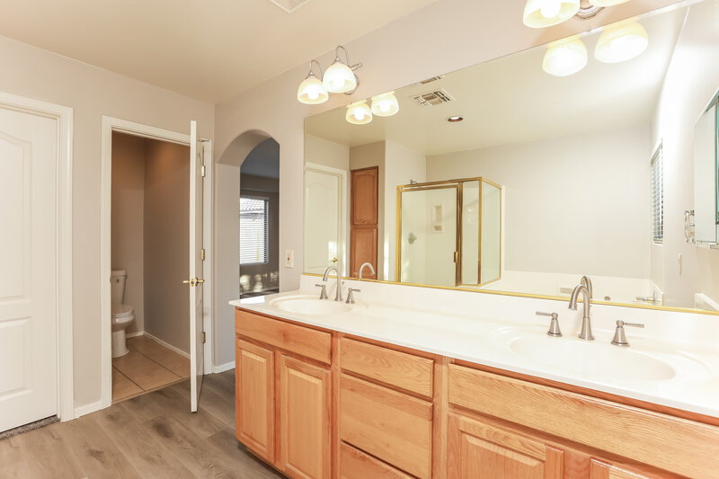 2,600/Mo, 15360 S Camino Agua Azul Sahuarita, AZ 85629 Main Bathroom View 2