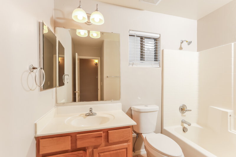 2,600/Mo, 15360 S Camino Agua Azul Sahuarita, AZ 85629 Bathroom View
