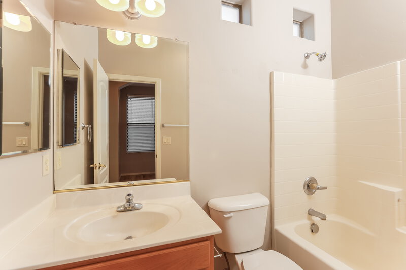 2,600/Mo, 15360 S Camino Agua Azul Sahuarita, AZ 85629 Bathroom View 2