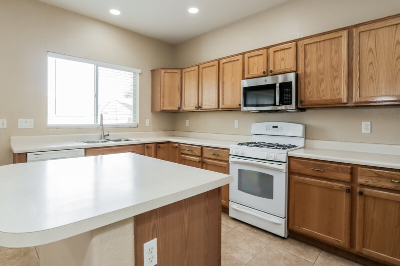 1,825/Mo, 15007 S Camino Rio Puerco Sahuarita, AZ 85629 Kitchen View