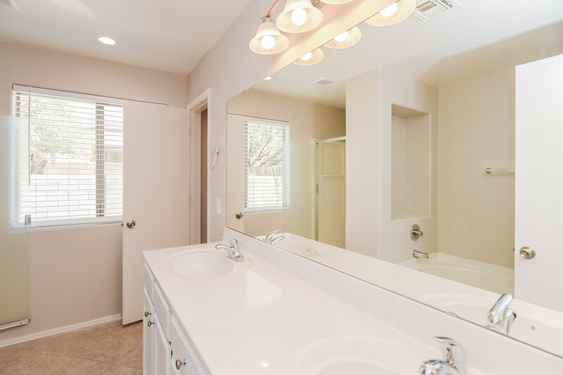 2,055/Mo, 3530 S Desert Promenade Rd Tucson, AZ 85735 Main Bathroom View