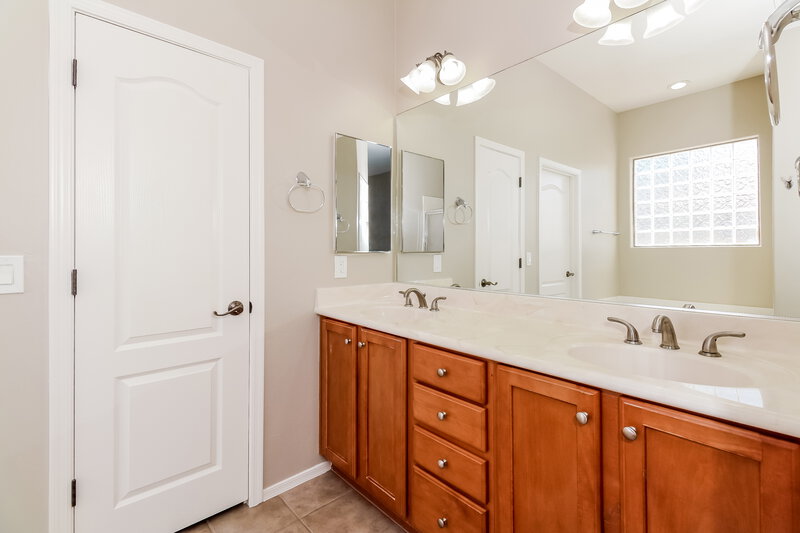 2,095/Mo, 6498 W Castle Pines Way Tucson, AZ 85757 Kitchen View 2