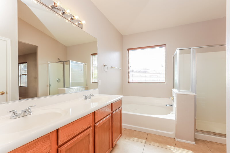 1,990/Mo, 462 E Calle de Ocaso Sahuarita, AZ 85629 Main Bathroom View