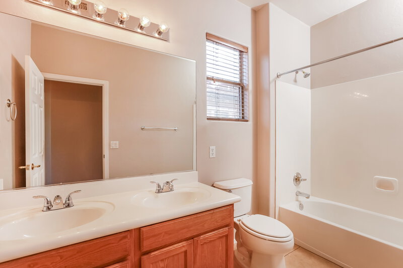 1,990/Mo, 462 E Calle de Ocaso Sahuarita, AZ 85629 Bathroom View