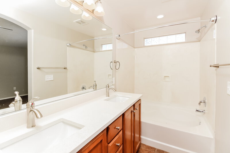 1,920/Mo, 6791 W Brightwater Way Tucson, AZ 85757 Main Bathroom View
