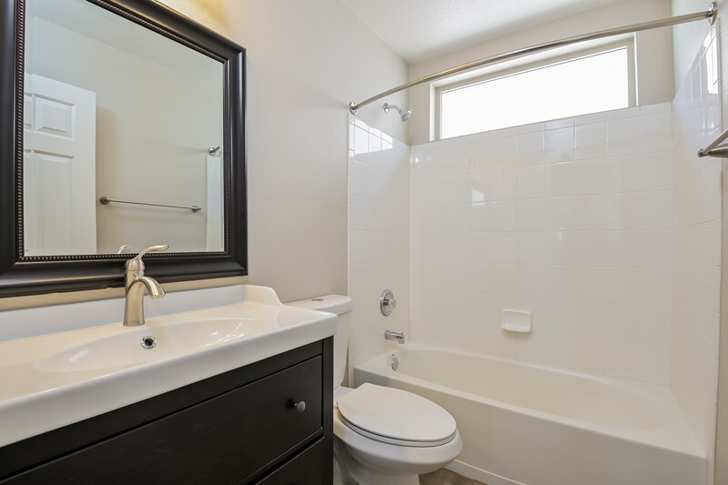 1,785/Mo, 134 W Camino Rancho Palomas Sahuarita, AZ 85629 Bathroom View