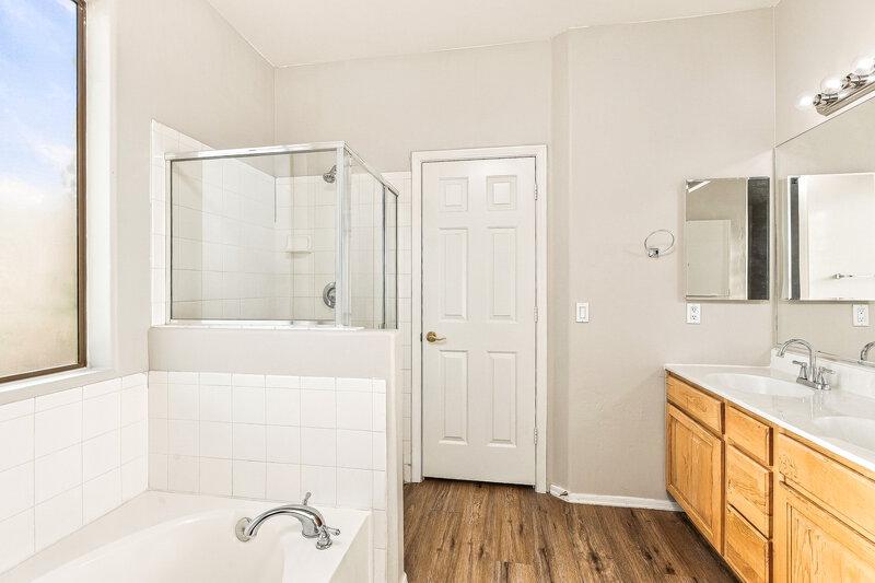 2,355/Mo, 68 W Camino Presidio Quemado Sahuarita, AZ 85629 Primary Bathroom View