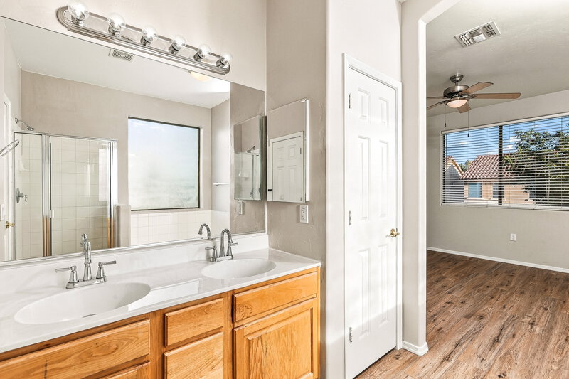 2,355/Mo, 68 W Camino Presidio Quemado Sahuarita, AZ 85629 Primary Bathroom View 2