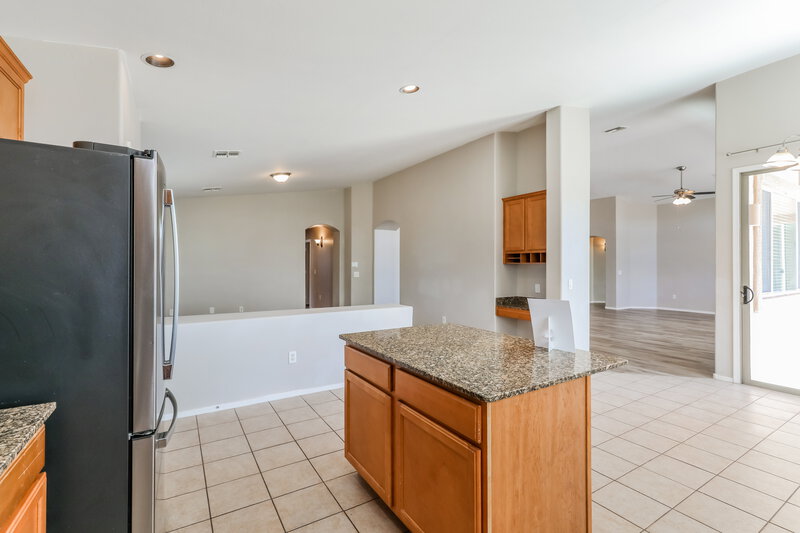2,085/Mo, 12465 N Stone Ring Dr Marana, AZ 85653 Kitchen View 3