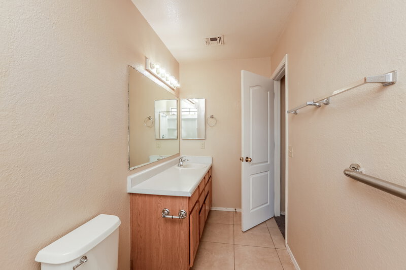 1,890/Mo, 4398 W Veranda St Tucson, AZ 85741 Main Bathroom View