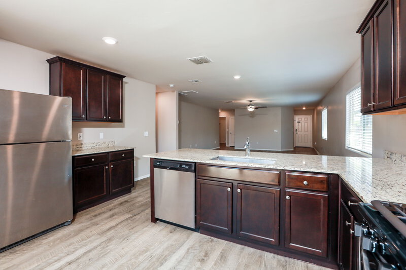 1,900/Mo, 12835 N Peony Dr Marana, AZ 85653 Kitchen View 2