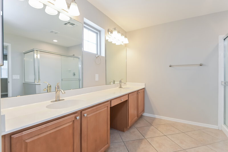 2,070/Mo, 126 E Calle del Rondador Sahuarita, AZ 85629 Main Bathroom View