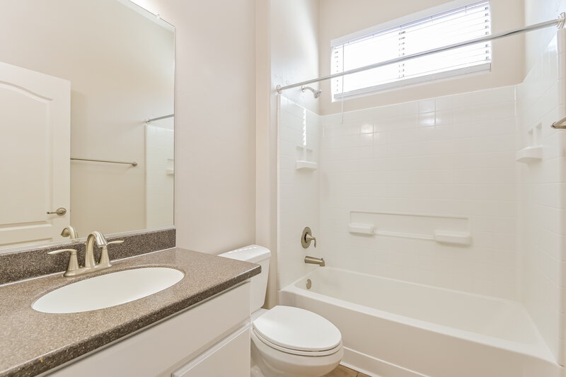 1,855/Mo, 1051 E Mowry Wash Ln Sahuarita, AZ 85629 Bathroom View