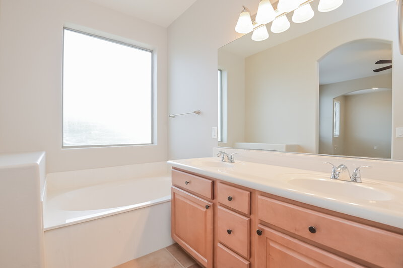 2,270/Mo, 113 W Camino Rio Cebolla Sahuarita, AZ 85629 Main Bathroom View