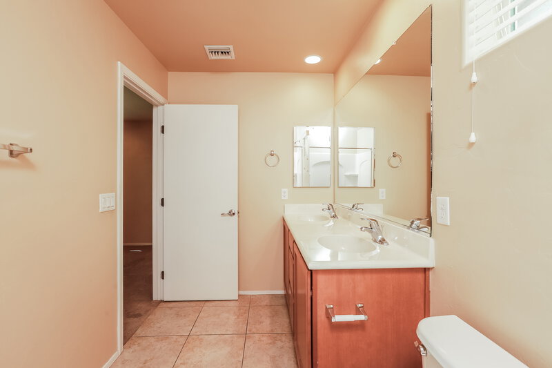 1,890/Mo, 10992 E Gray Mare Trl Tucson, AZ 85747 Main Bathroom View