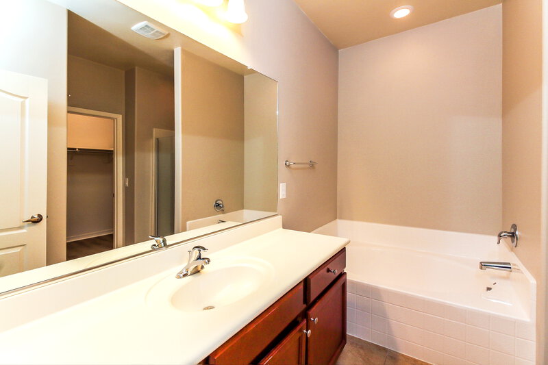 2,520/Mo, 8231 W Razorbill Dr Tucson, AZ 85757 Main Bathroom View