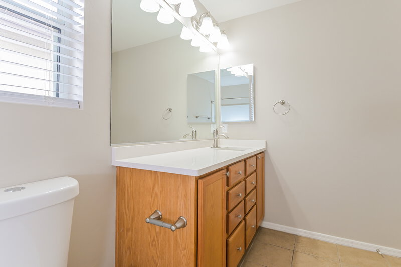 1,720/Mo, 612 W Paseo Celestial Sahuarita, AZ 85629 Main Bathroom View