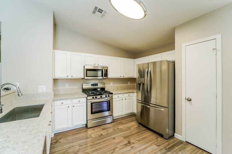 1,870/Mo, 12782 E Hannah Trl Vail, AZ 85641 Kitchen View 2
