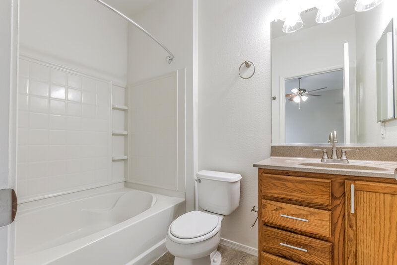 1,830/Mo, 4961 W Calle Don Alfonso Tucson, AZ 85757 Main Bathroom View