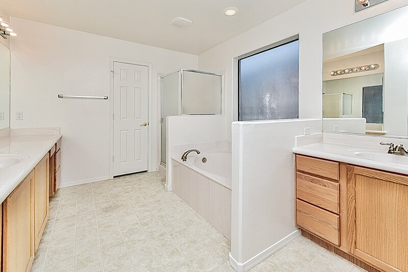 2,725/Mo, 472 E Placita Amuleto Sahuarita, AZ 85629 Main Bathroom View