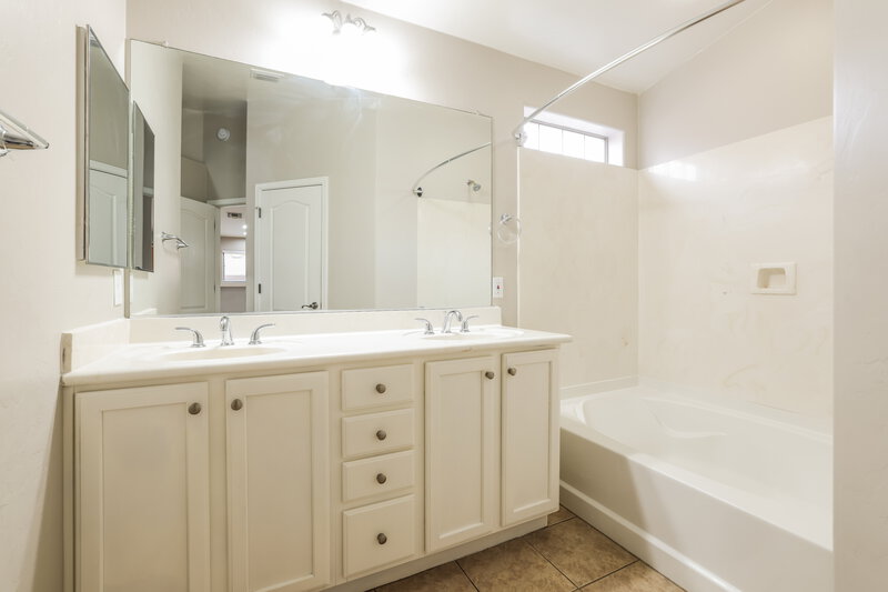 2,025/Mo, 4054 E Stony Meadow Dr Tucson, AZ 85756 Main Bathroom View