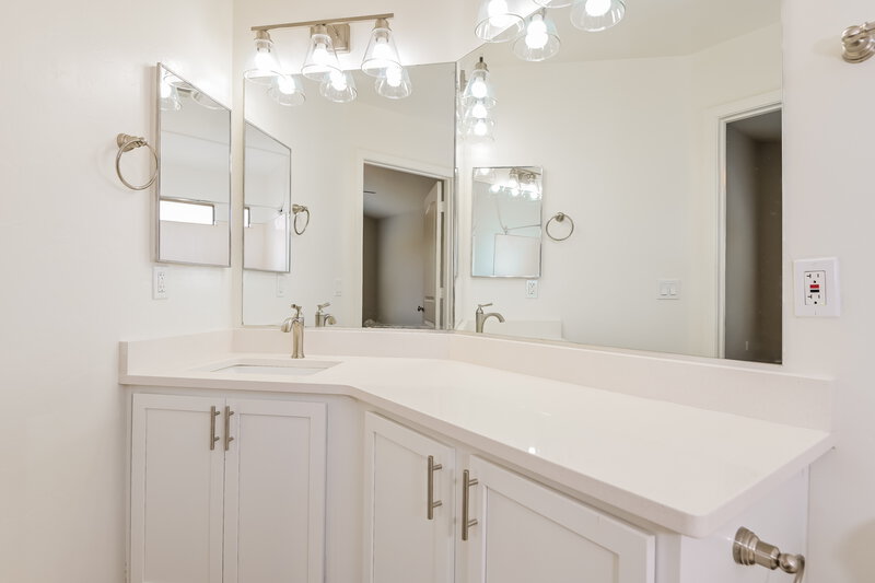 2,255/Mo, 3037 W Mountain Dew St Tucson, AZ 85746 Main Bathroom View