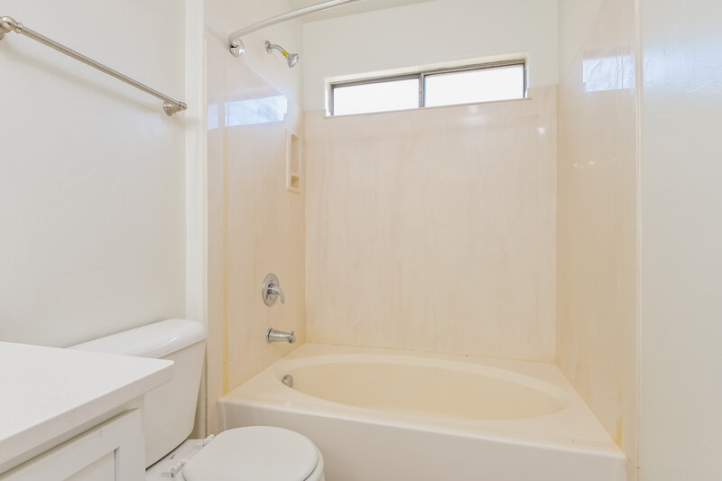2,255/Mo, 3037 W Mountain Dew St Tucson, AZ 85746 Main Bathroom View 2