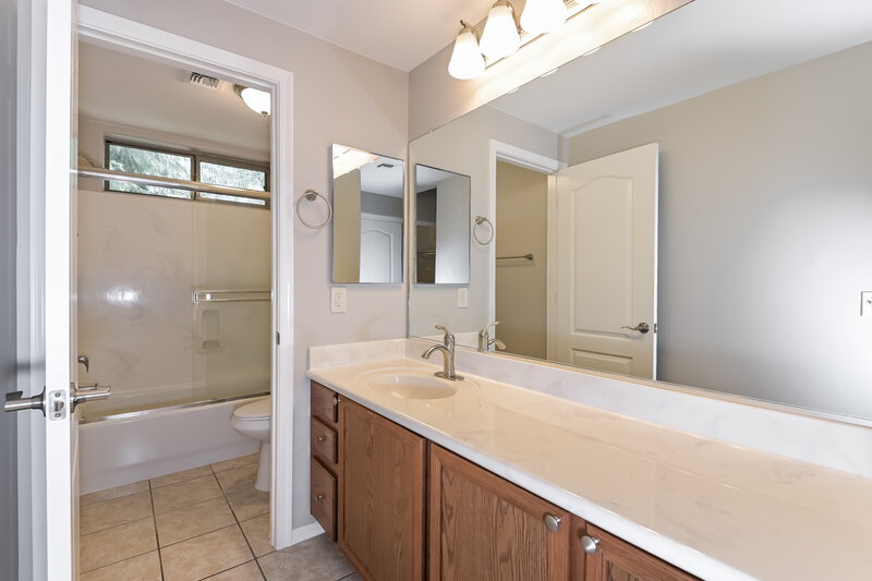 1,595/Mo, 2415 N Avenida Tabica Green Valley, AZ 85614 Main Bathroom View